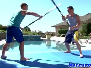 Homosexual muscular atletas espada lucha por la piscina